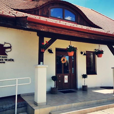 Szabolcs Vezér Panzió Acomodação com café da manhã Exterior foto